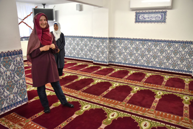 Andrea in der Moschee